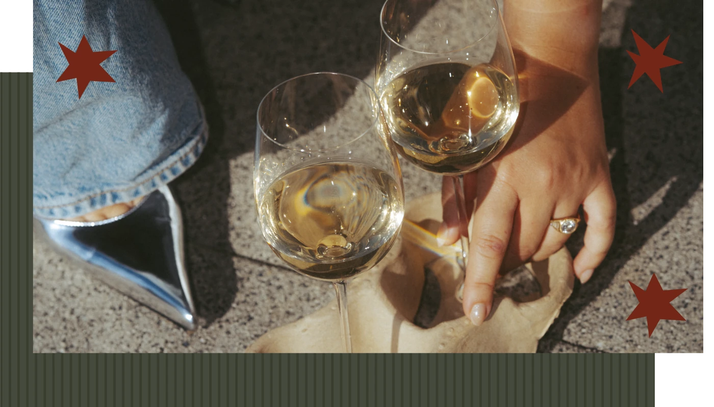 Zwei Weinglaeser und eine Weinrunde mit grafischen Sternen.