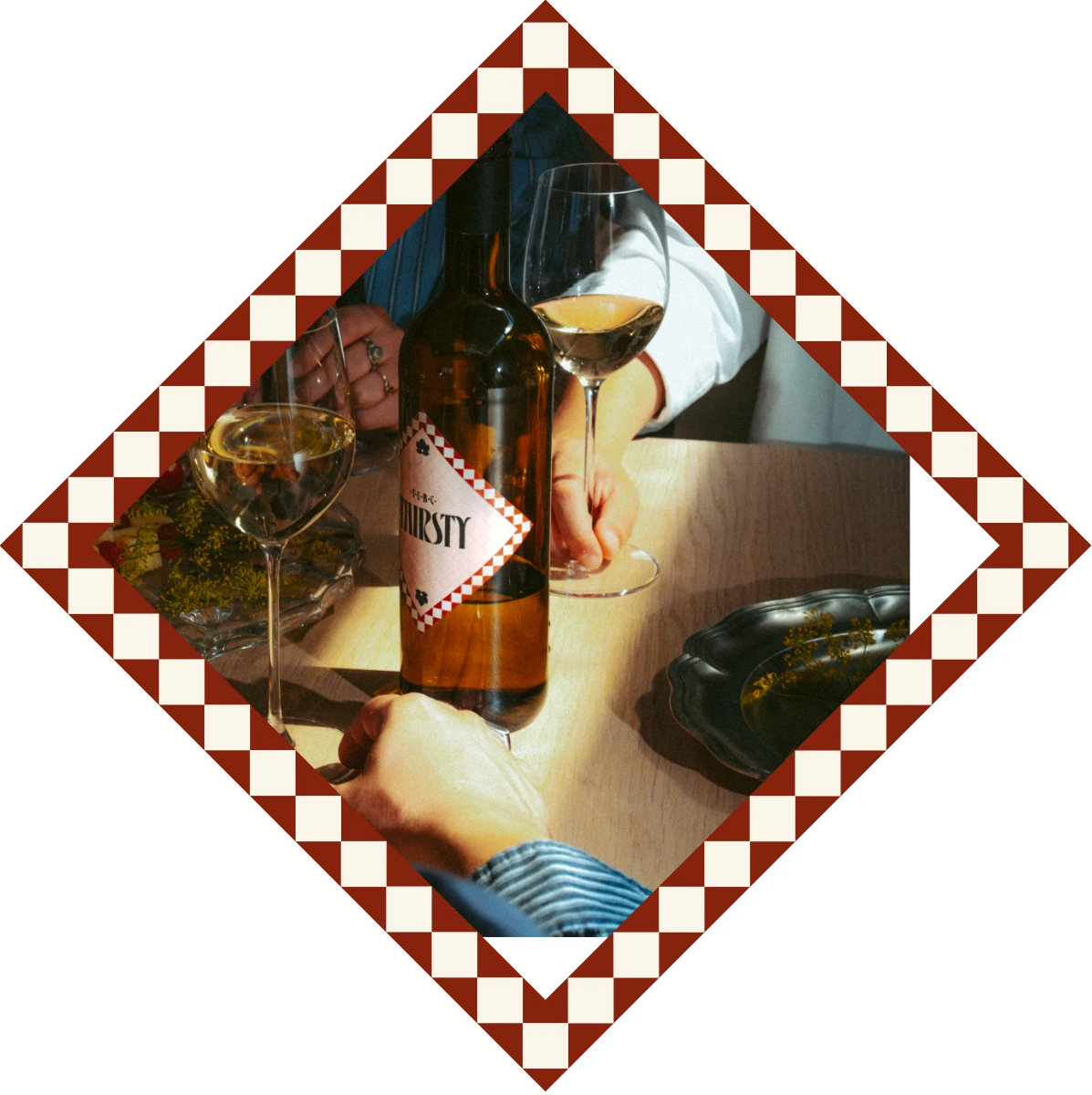 Eine gemeinsame Weinrunde am Tisch.