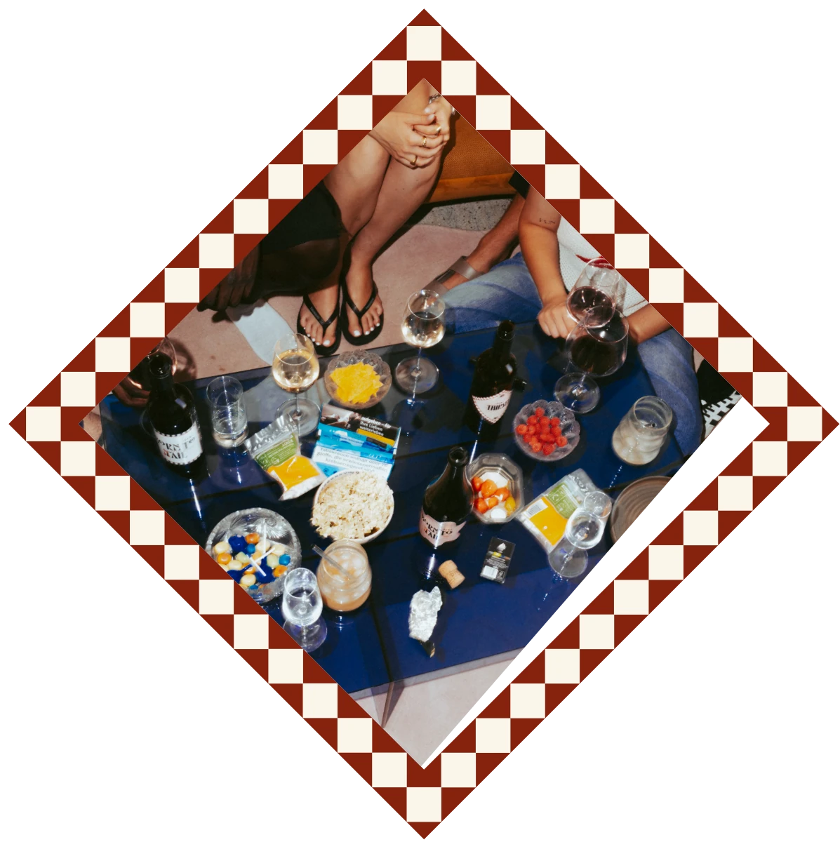 Freunde mit Wein und Snacks an einem Tisch.
